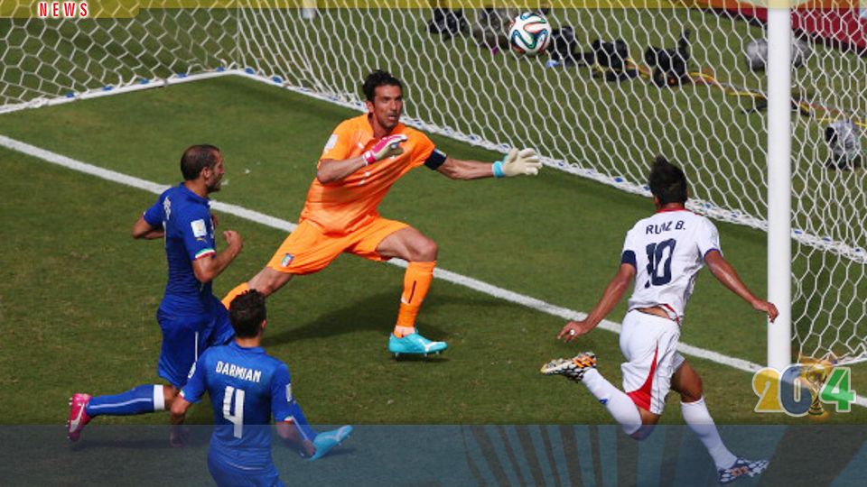 Bryan Ruiz  saat membobol gawang Gianluigi Buffon  Copyright: © eggy/indosport/gettyimages